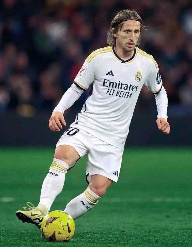 山东泰山推出官方授权球星卡，每盒售价698元