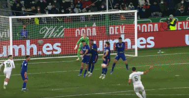 伊涅斯塔，你会选择哪一个？ 来源：每日体育报